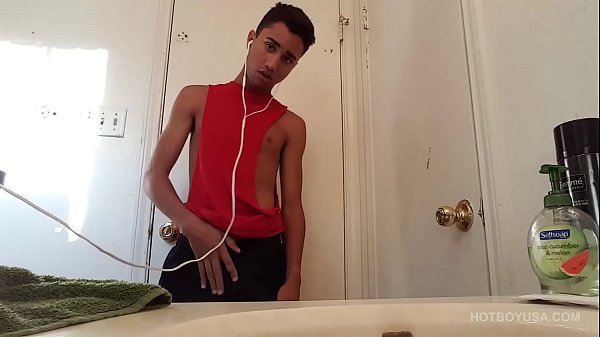 Twink Lucas Bathroom Beat Off