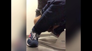 男子トイレでおしっこ　日本人