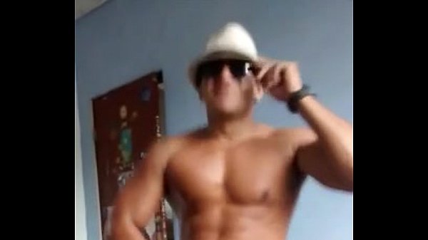 Stripper bailando y mostrando su gran verga y culo 2