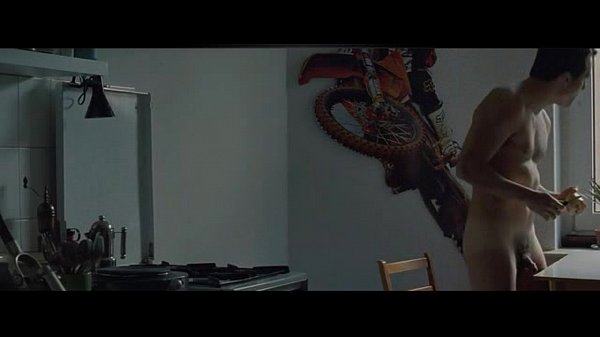 Wagner Moura pelado no filme Praia do Futuro (nu frontal)