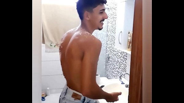 YouTube com a bermuda aberta mostrando volume da mala