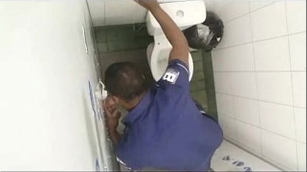 Botou o pau no buraco e ganhou um boquete de presente!