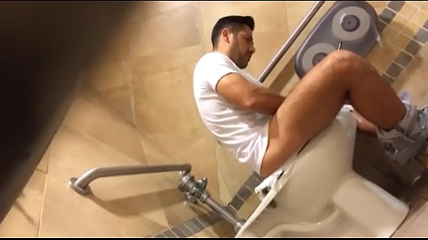 Macho pajero peludo disfruta de paja en el baño