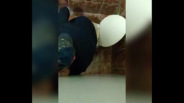 Me la mama casado por el hoyo de los baños