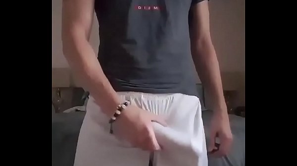 Pau duro, grande e grosso derramando leite