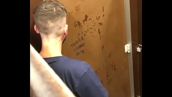 Batendo uma no banheiro do shopping