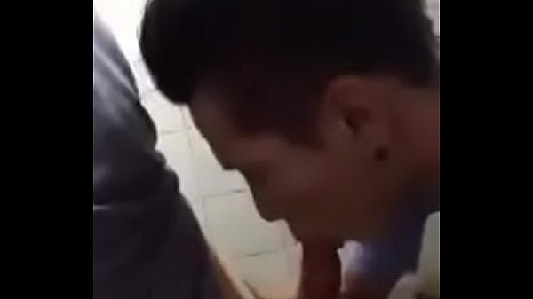 Bú lén trong nhà vệ sinh