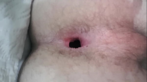 Novinho arregaçando o cuzinho com o dedo