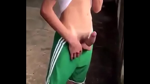 Novinho jogador batendo na laje