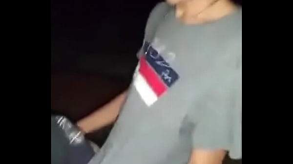 Amigos comendo o novinho na rua