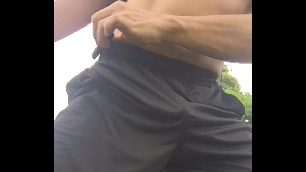 Boy thể thao sục cặc public