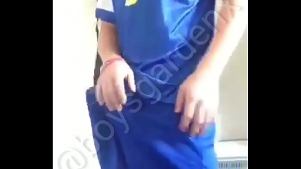 Leke novinho exibindo a rola