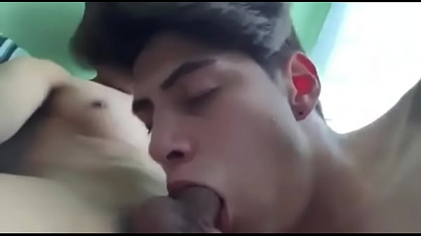 Novinho chupando o amigo!