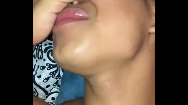 Novinho Encarando O Dotado