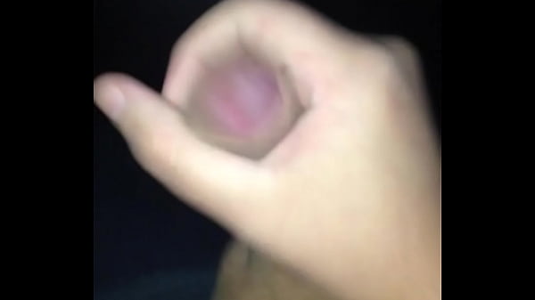 Novinho gay batendo uma gozando