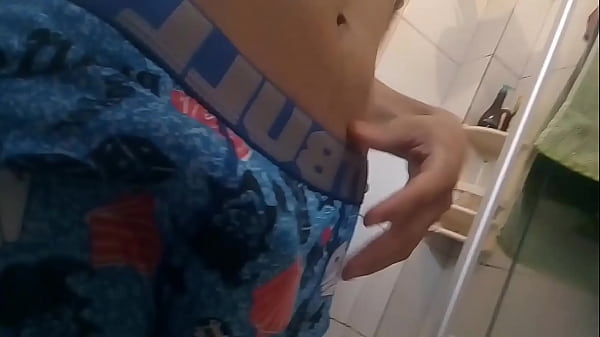 Novinho gostoso batendo uma