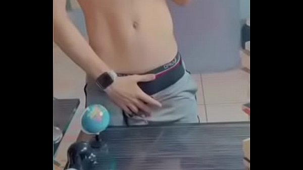 Novinho gostoso se exibindo