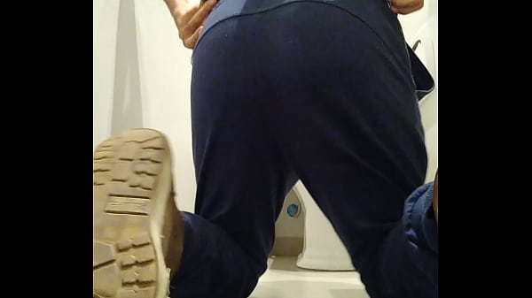 Novinho mostrando o cu