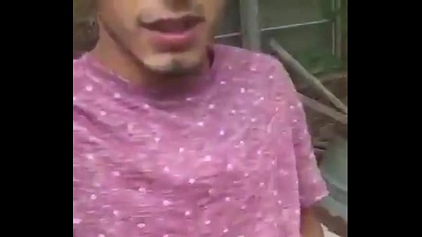 Novinho mostrando o pau e enfiando dedo no cu
