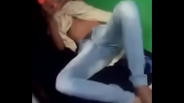 Novinho mostrando o pau pros amigos