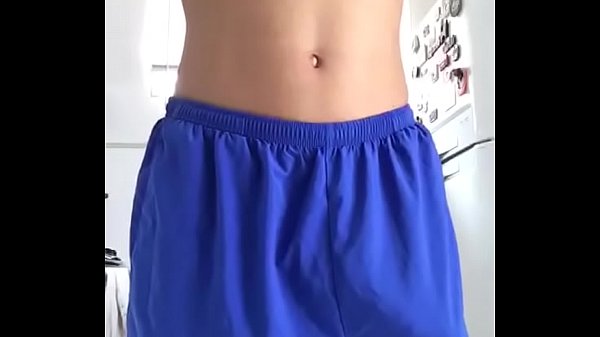 Novinho tirando a roupa depois do futebol