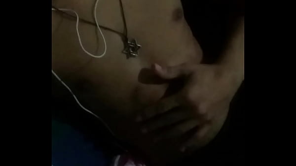 Novinho exibindo o pau