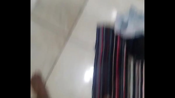 Novinho mostrando a bunda